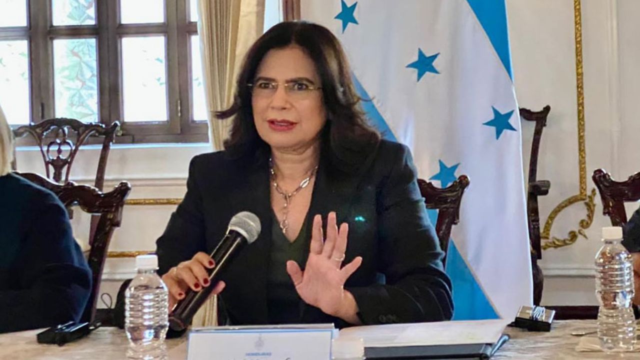 En esta fecha renunciará como secretaria de Defensa, Rixi Moncada