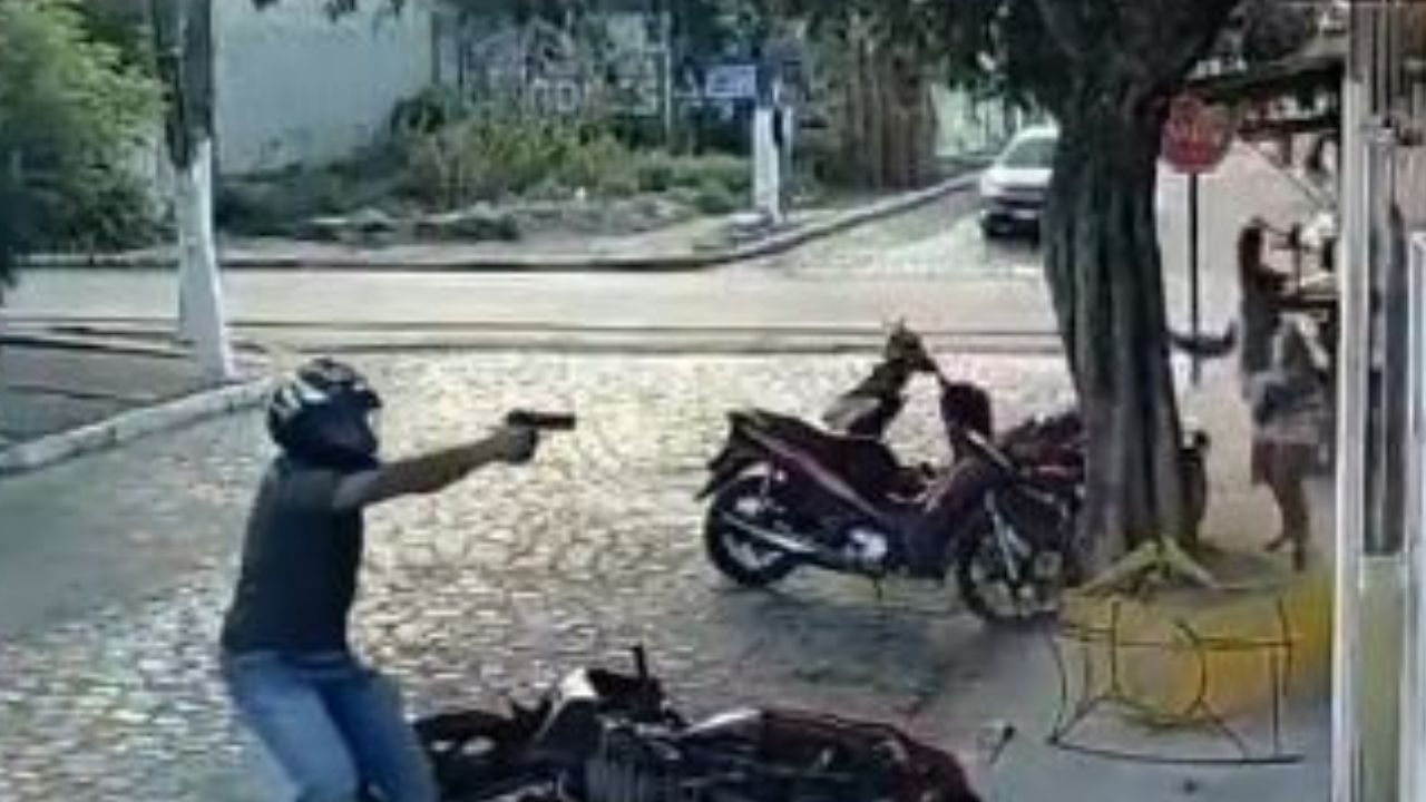 Impactante: video capta a bebé atrapada en tiroteo contra su familia