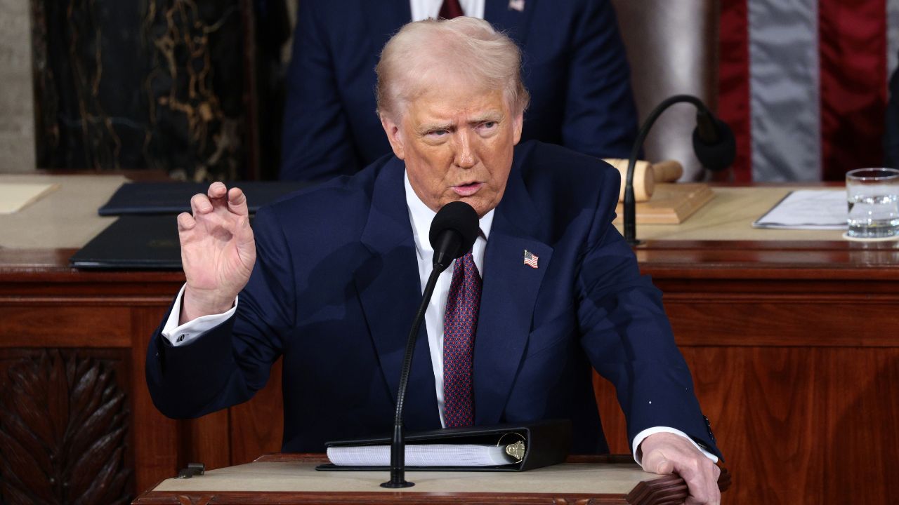 Trump pide fondos federales para 'la mayor deportación de la historia' de EE. UU.