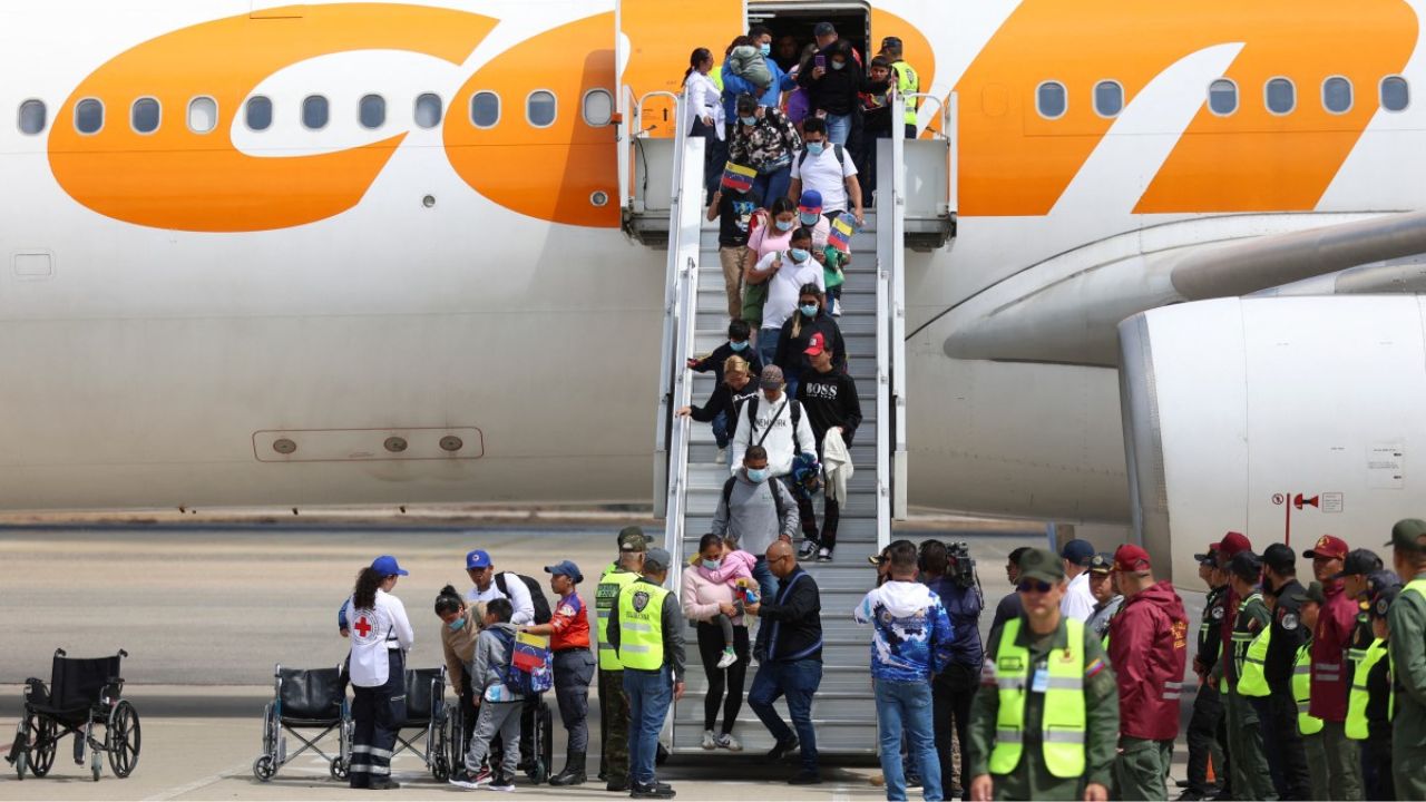 Venezuela recibe vuelo con migrantes repatriados en medio de crisis con EE. UU.