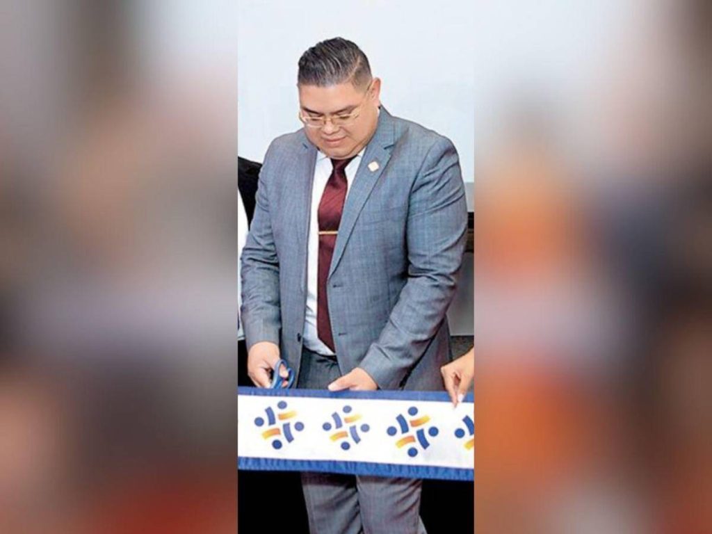 El hombre cortando una cita