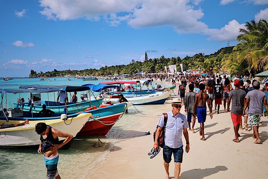 Personas caminando en una playa