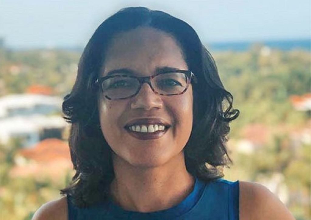 La mujer viendo al frente