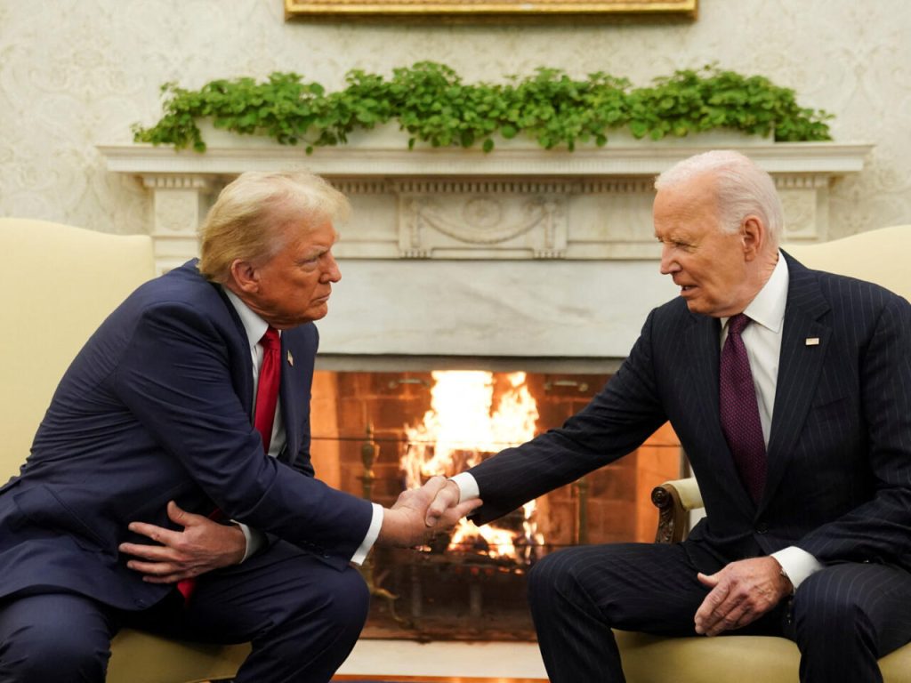 Trump y Biden dándose la mano
