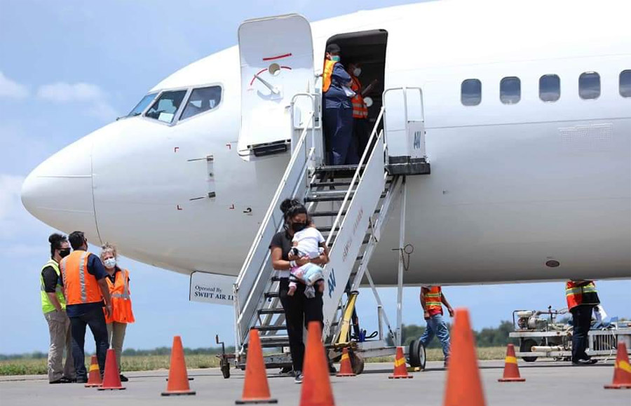 Personas bajando de un avión