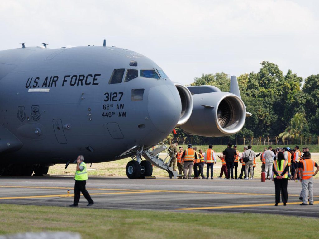 Personas al lado de un avión