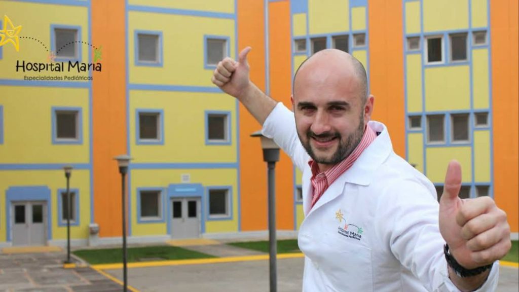 El doctor Víctor Alexander Paz Flores y al fondo el Hospital María