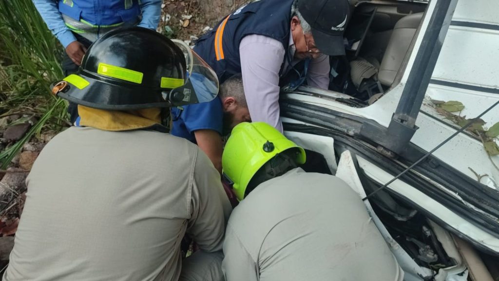 Bomberos rescatando a víctimas de accidente  