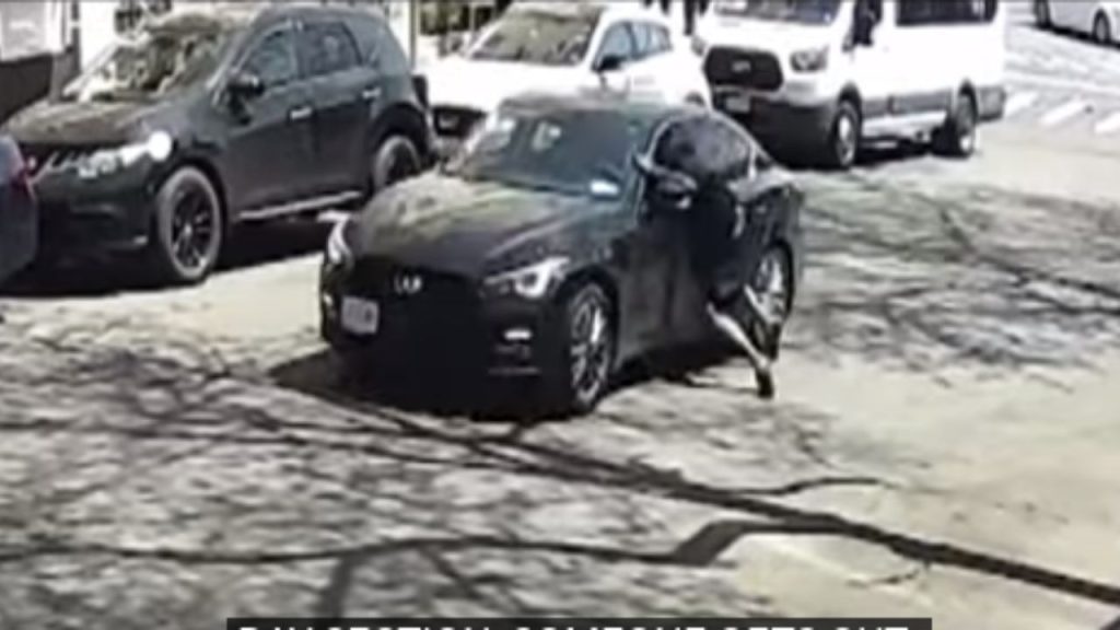 Hombre intentando salvar su vehículo.