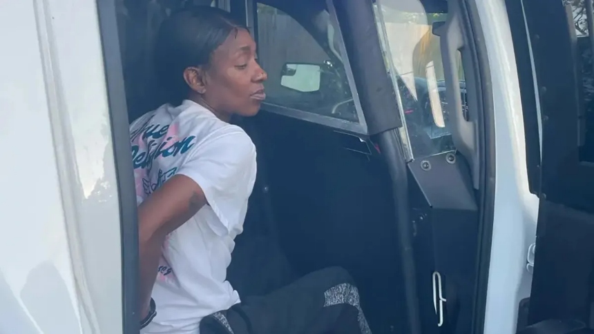 Mujer detenida tras hacerse pasar por agente de ICE.