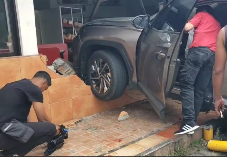 Camioneta impacta contra repostería en el bulevar Morazán 