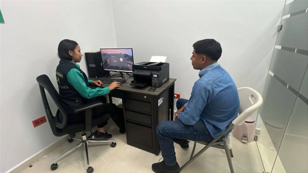 Una persona siendo atendida mientras está sentada