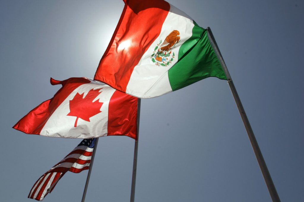 Banderas de Estados Unidos, Canadá y México