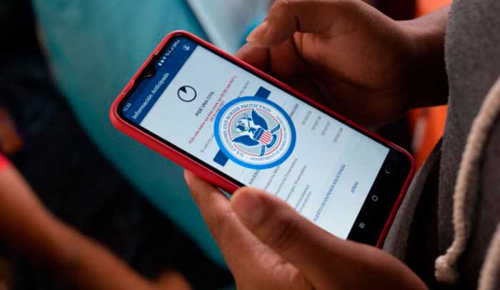 Una persona utilizando un celular