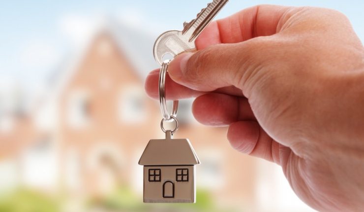 Una mano sosteniendo una llave