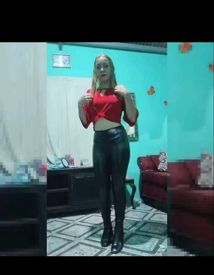 La joven viendo al frente