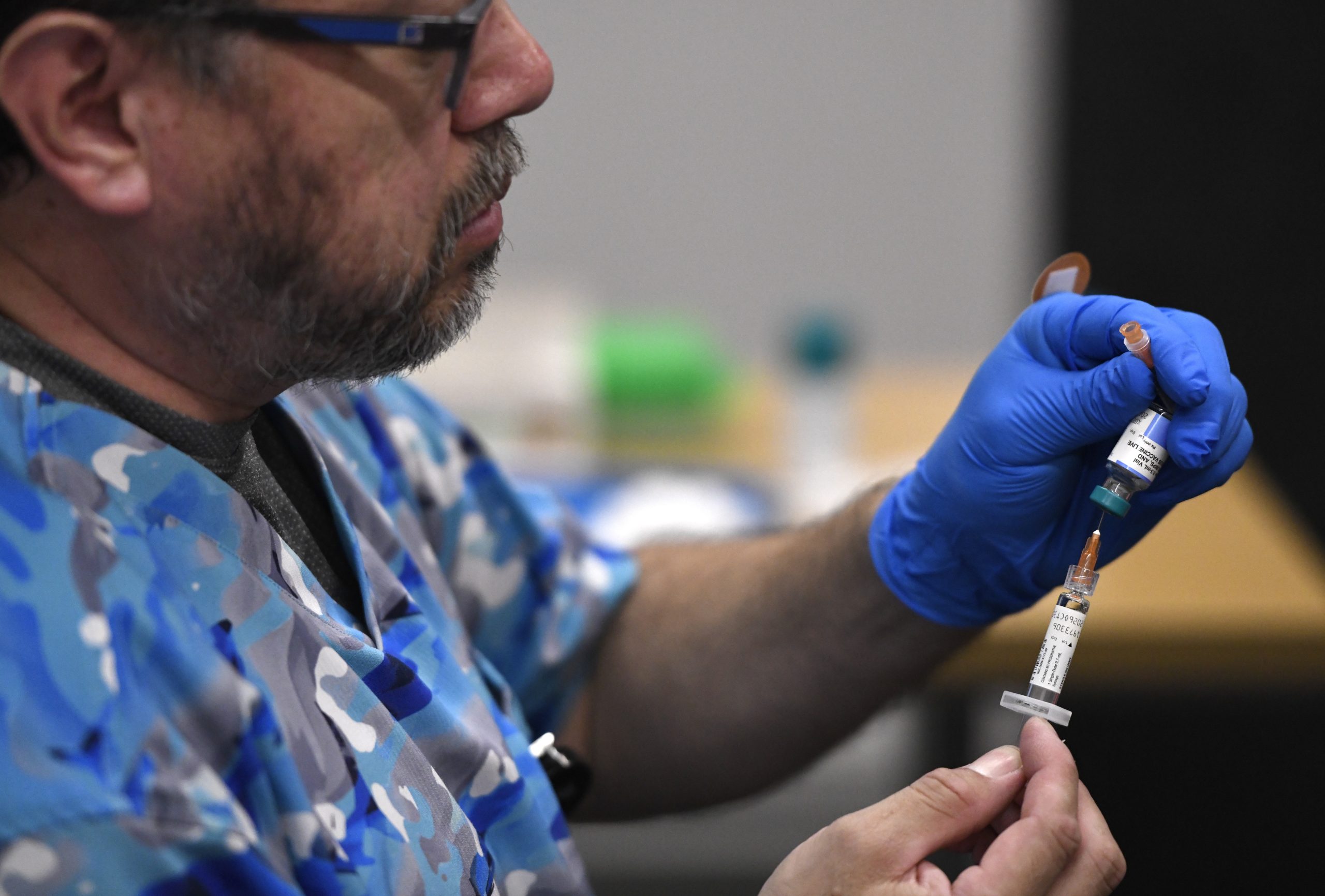 Imagen de archivo de doctor sosteniendo una vacuna.