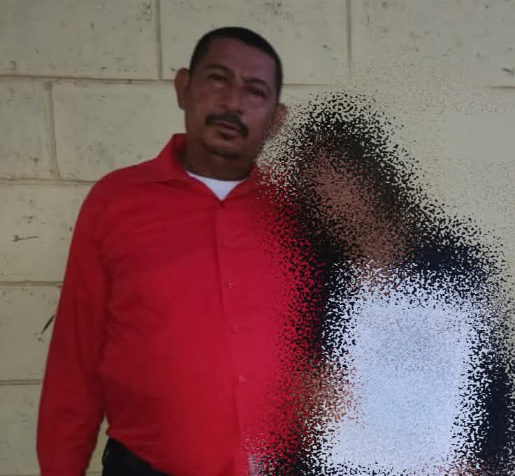 El hombre viendo al frente