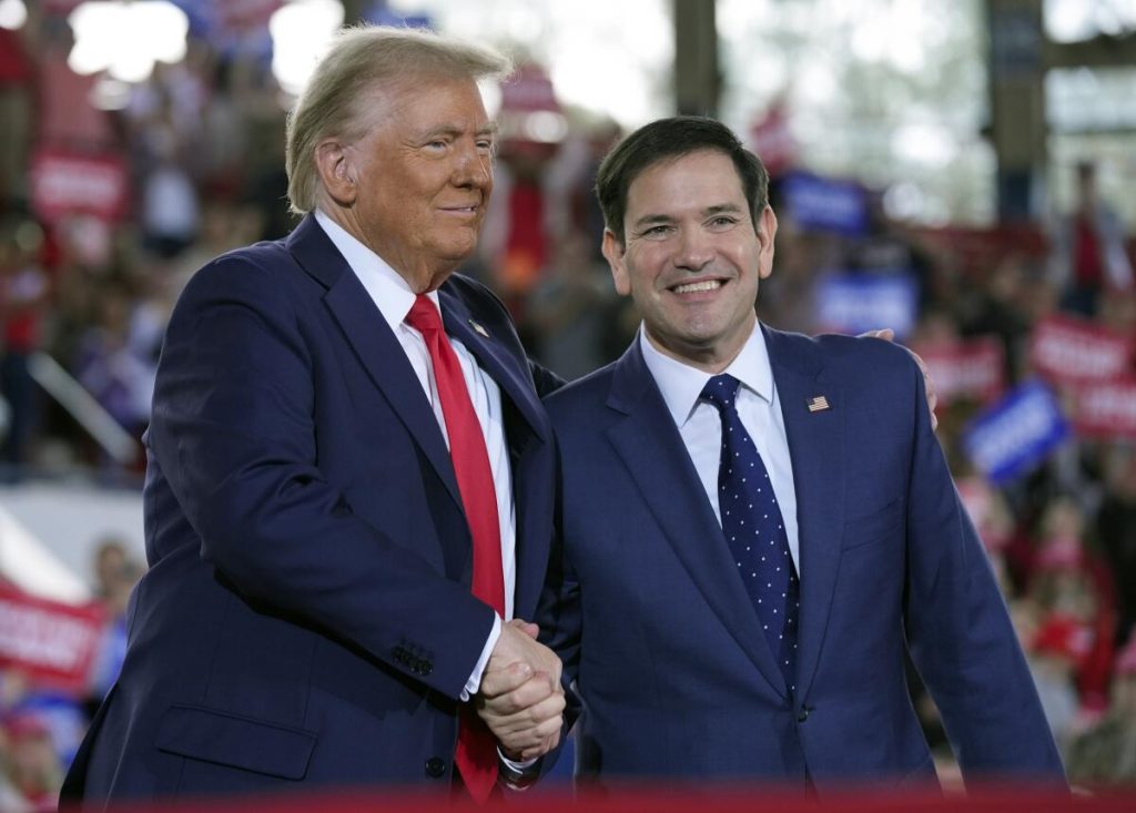 Marco Rubio dándole la mano a Donald Trump