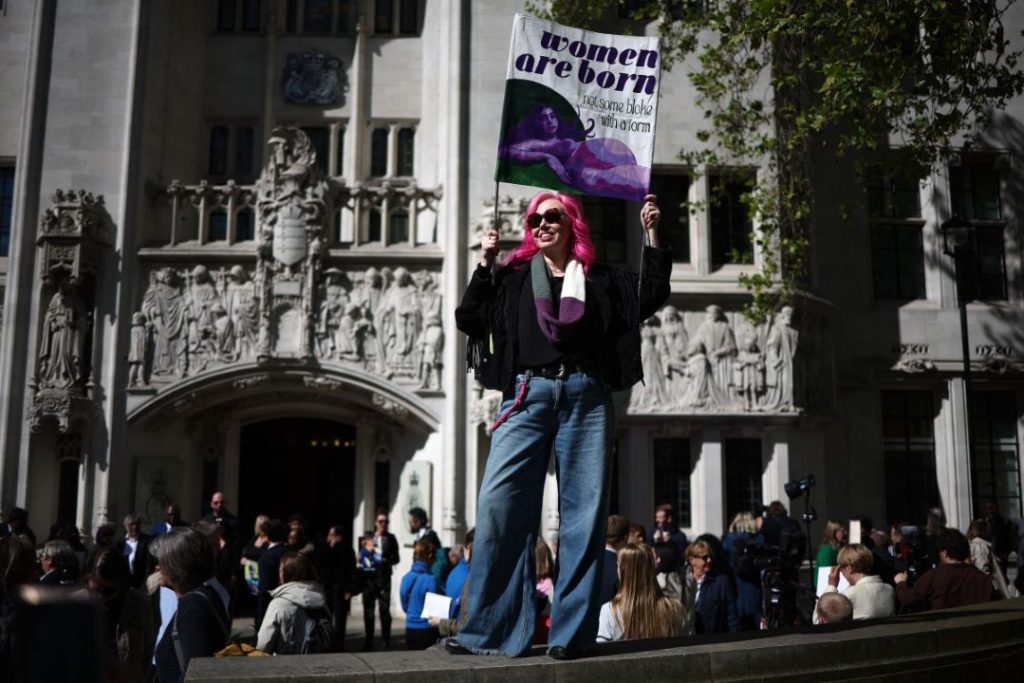 Mujer escocesa celebrando