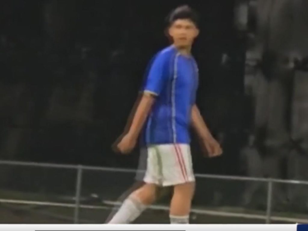 El niño en una cancha