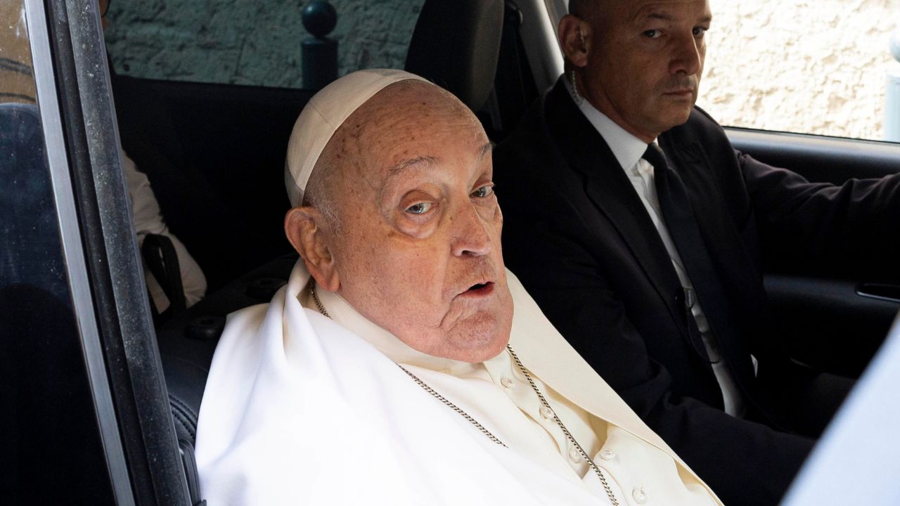 El papa visita una cárcel romana por Jueves Santo durante su convalecencia