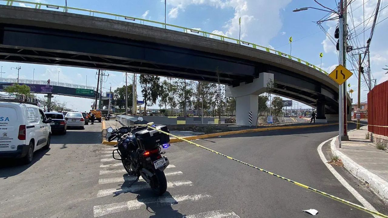 Captan en video el momento en que un joven se lanza desde un puente vehicular