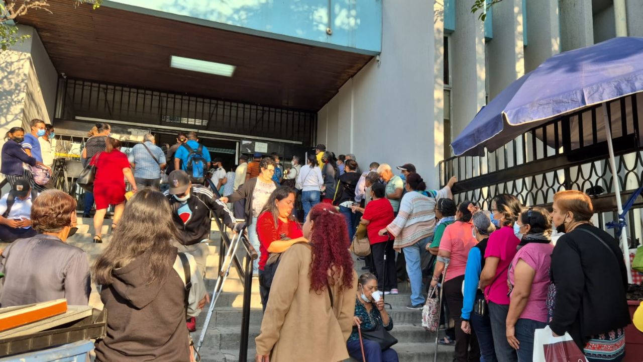 VIDEOS: Pacientes sin atención ni citas generan caos en el Seguro Social