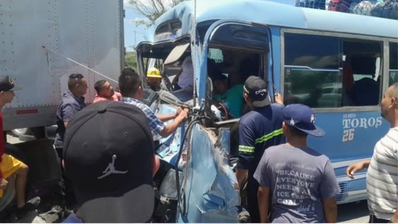 Al menos 26 heridos en accidente de bus 'rapidito' y rastra en Naco, Santa Bárbara