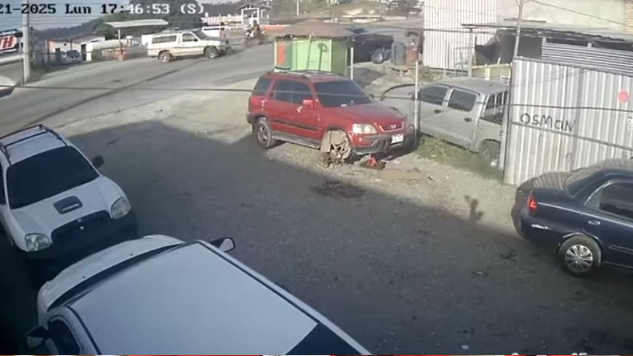VIDEO: Motociclista sale volando tras estrellarse contra camioneta en Copán