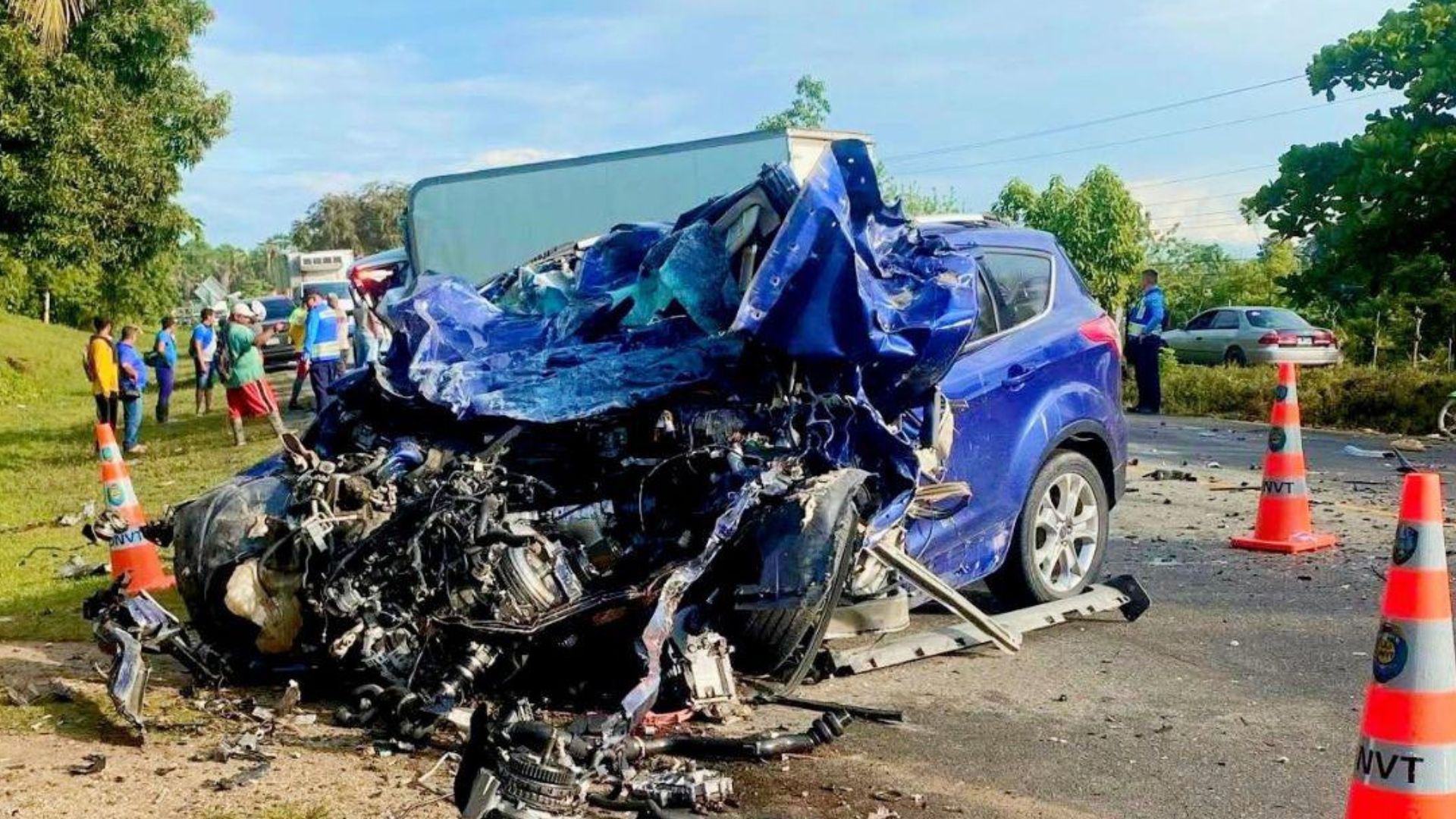 Imagen de Muere conductor de camioneta tras colisionar con camión en la CA-13