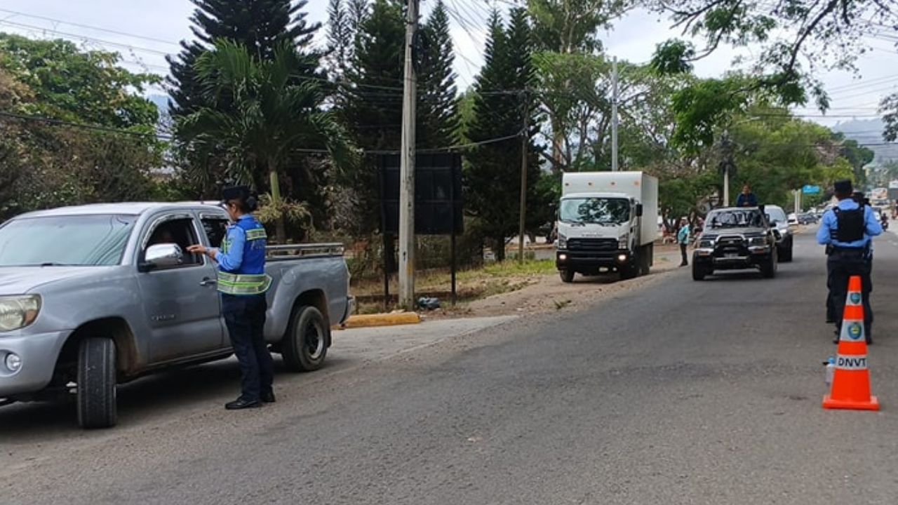 Agente de tránsito resulta herido por conductor que no respetó retén