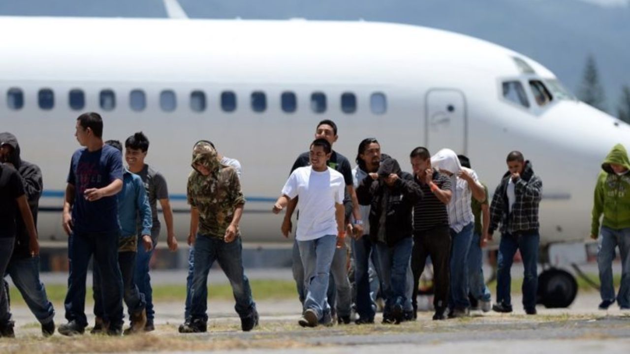 ¿Dónde es entregada la hoja de antecedentes policiales gratuita para deportados?