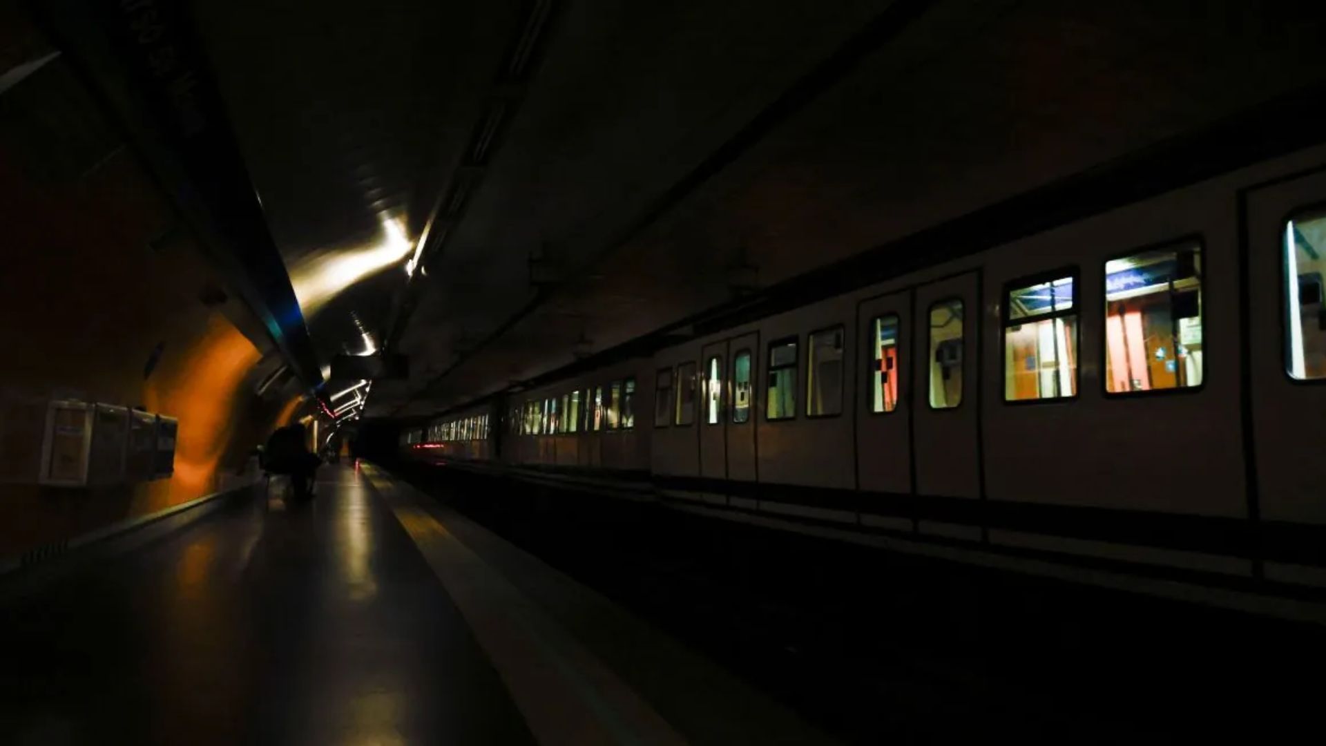 Más de 30,000 personas son evacuadas de trenes varados por el apagón en España