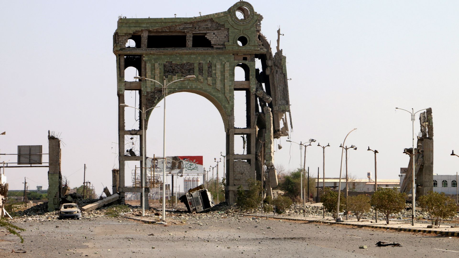 Sube a 74 el número de muertos en bombardeo de EE.UU. contra puerto en manos de los hutíes