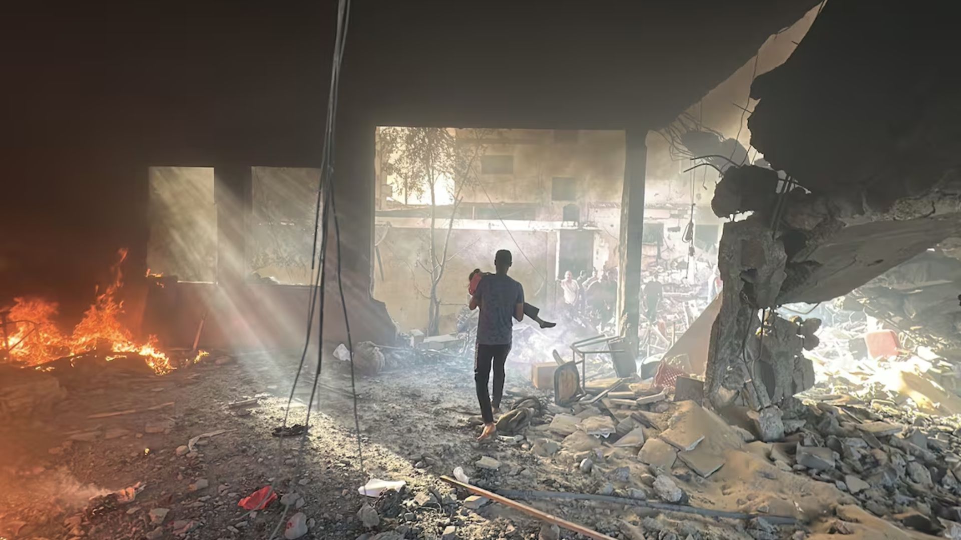 Al menos 31 muertos, incluidos niños, tras un bombardeo israelí contra una escuela en Gaza