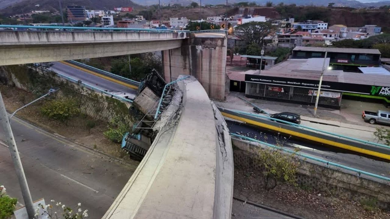 VIDEO: Colapsa puente a desnivel en Tegucigalpa, deja operador herido y caos vial