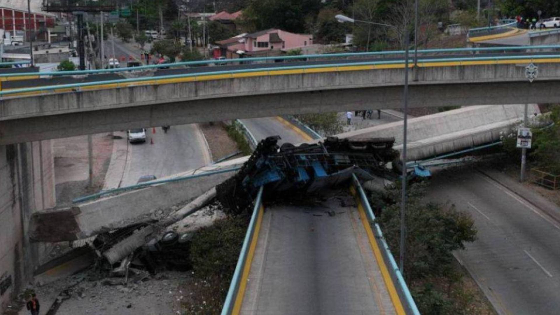 Habilitarán esta tarde carriles del anillo periférico tras colapso de puente en Tegucigalpa