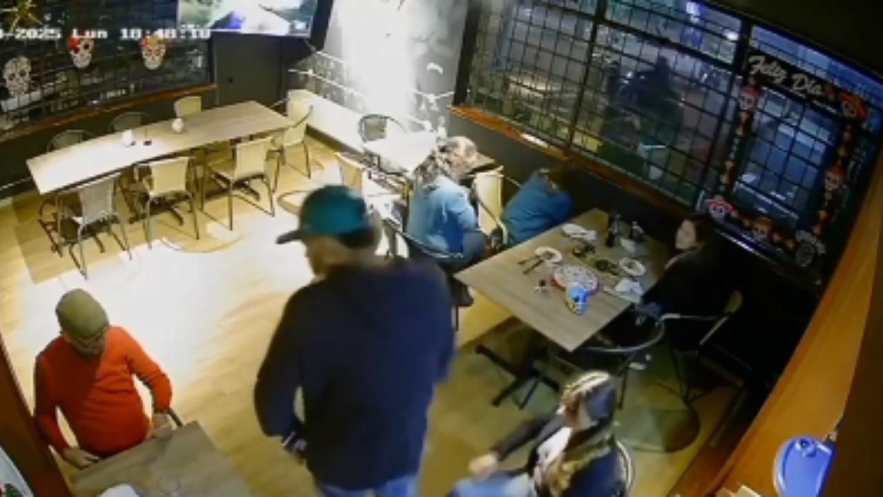 Cámara de seguridad capta violento asalto a mano armada en restaurante