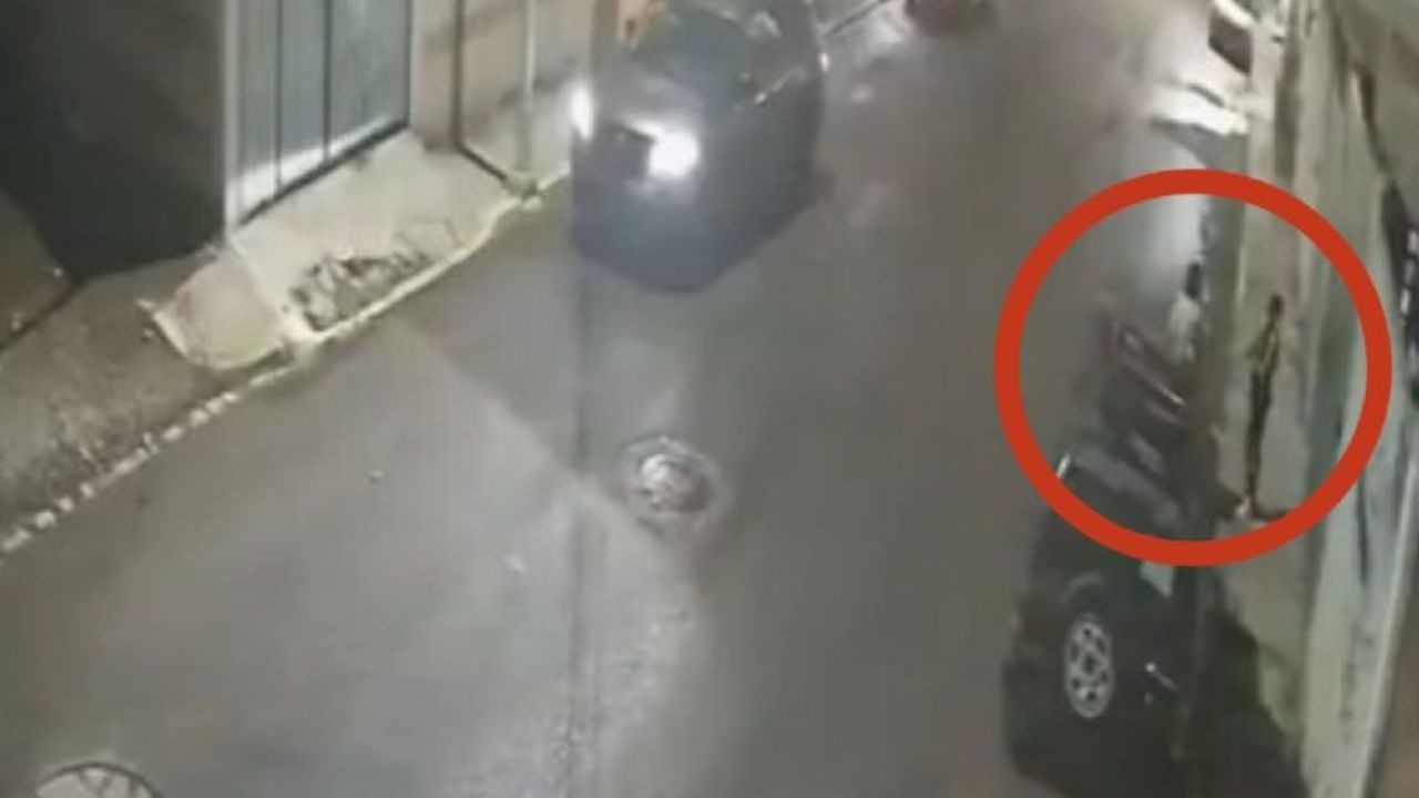 Captan en video el secuestro de una mujer mientras conversaba con un hombre