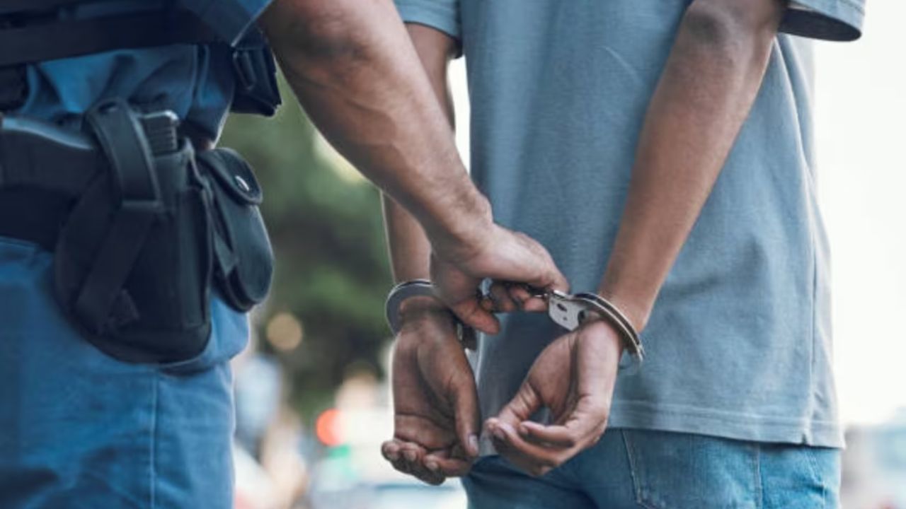 Imagen de Capturan a hombre por agredir a expareja y amenazarla para que no lo denunciara