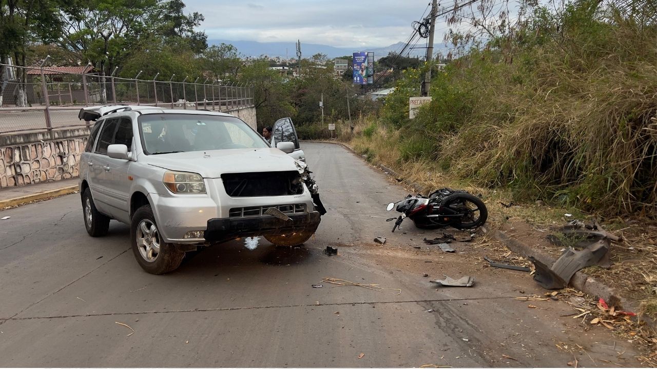 'Les tiré el carro encima': amigo de víctima de asalto arrolla a ladrones en Tegucigalpa