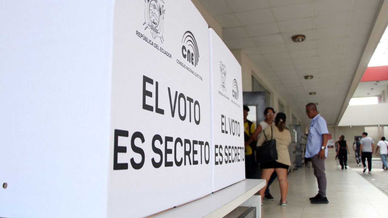 Cierran centros de votación de presidenciales en Ecuador y comienza escrutinio