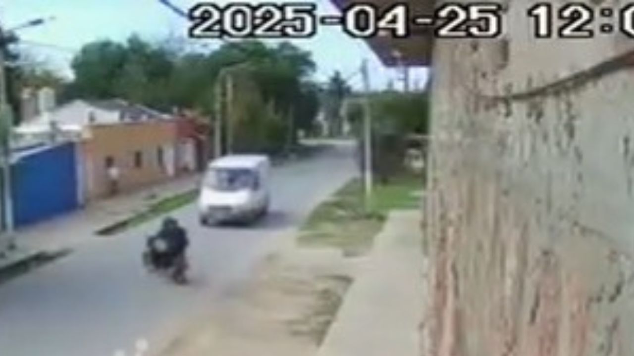 Vídeo: Comerciante atropella a ladrones que recién asaltaron su negocio