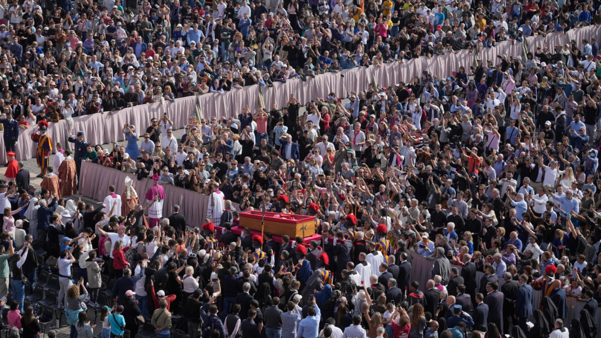 Emoción y respeto: así despiden los fieles al papa Francisco en el Vaticano