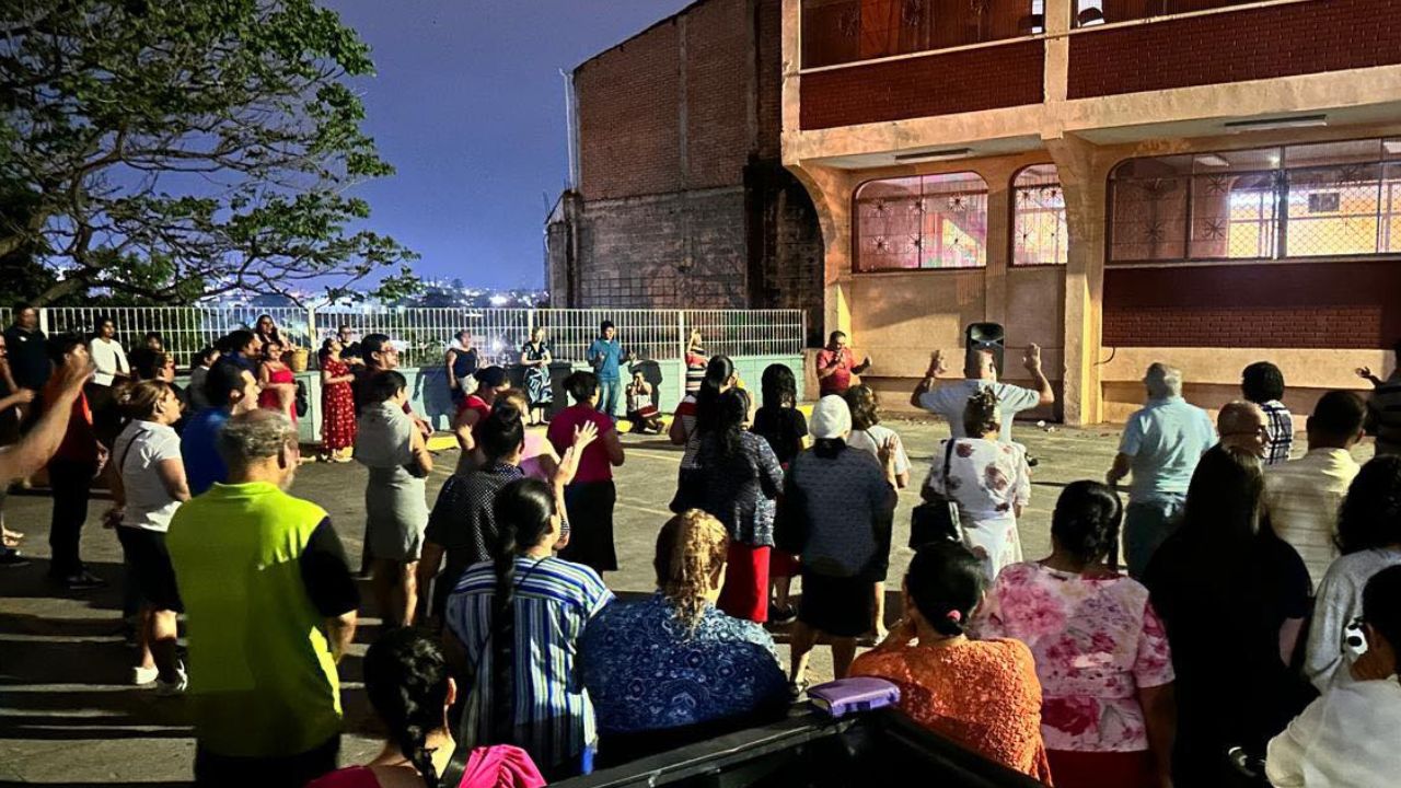 Evangélicos de Aposento Alto hacen culto en parqueo de edificio del que fueron desalojados