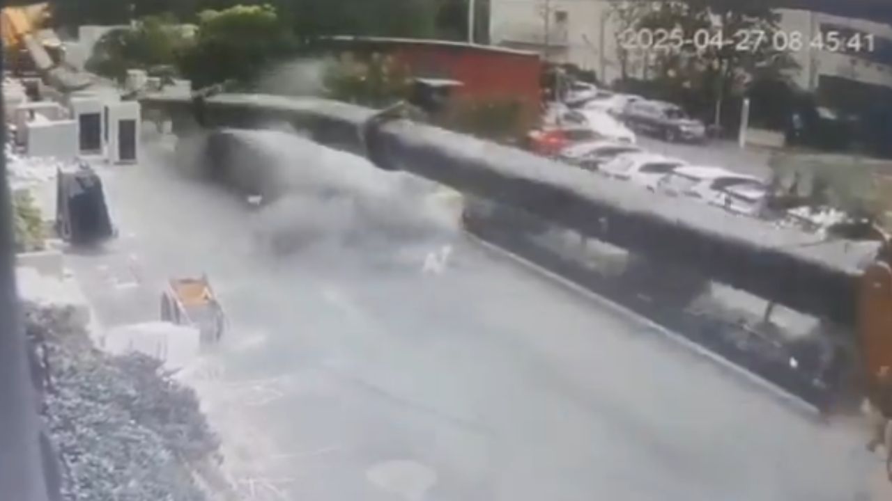 Cámara graba momento en que grúa cayó sobre un trabajador, ¿sobrevivió?