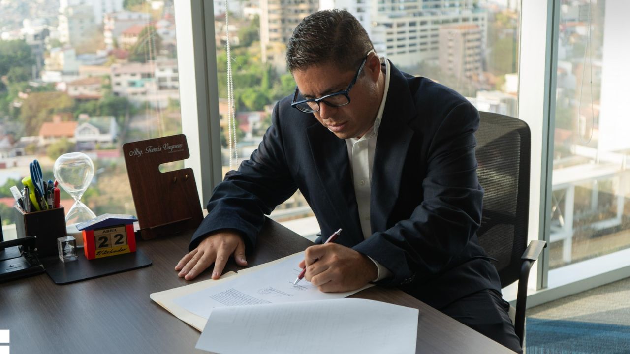 Hijo de asesor Enrique Flores Lanza asume como secretario del SAN