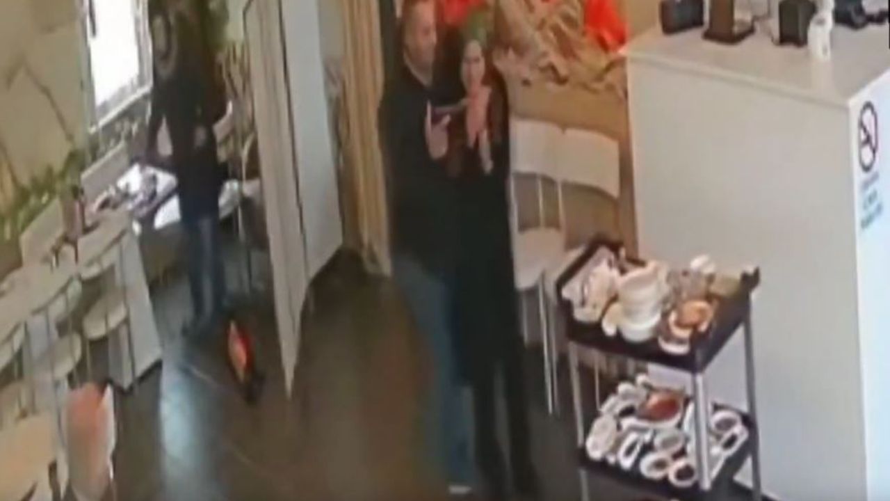 VIDEO: Hombre llega a matar a su esposa al trabajo