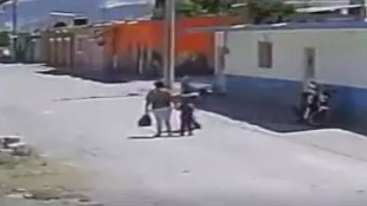 VIDEO: Hombre da golpiza a exesposa en la calle y frente a su hijo pequeño